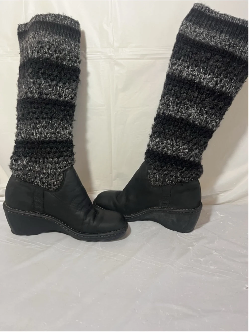 UGG Cresthaven Boot Size 8 Wedge Heel Black Nubuck Gray Knit Pull On